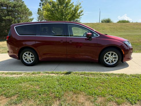 Used 2017 Chrysler Pacifica Touring FWD image 4