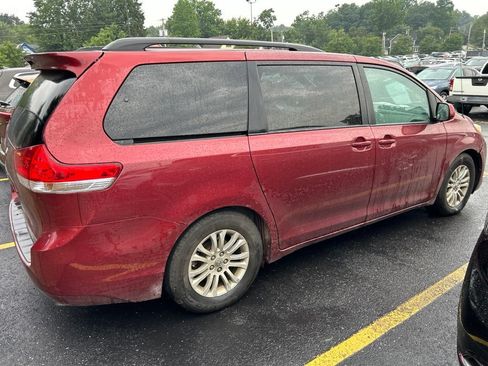 Used 2012 Toyota Sienna XLE w/ Entertainment Pkg FWD image 7