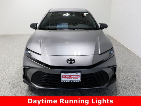 Used 2025 Toyota Camry SE image 3