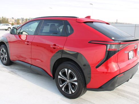 Used 2023 Toyota bZ4X XLE image 5