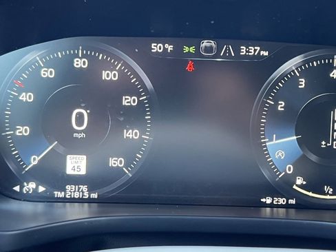 Used 2018 Volvo XC60 T5 Momentum w/ Convenience Package image 2