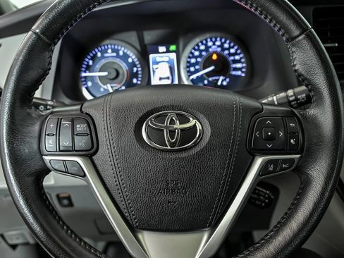 Used 2020 Toyota Sienna XLE FWD image 19