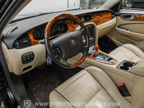 Used 2007 Jaguar XJ8 L RWD image 4