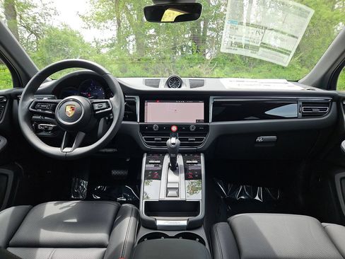 Certified 2026 Porsche Macan AWD/4WD image 9