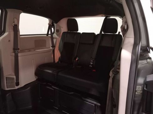 Used 2018 Dodge Grand Caravan SXT FWD image 12