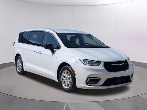 Used 2024 Chrysler Pacifica Touring-L FWD image 7