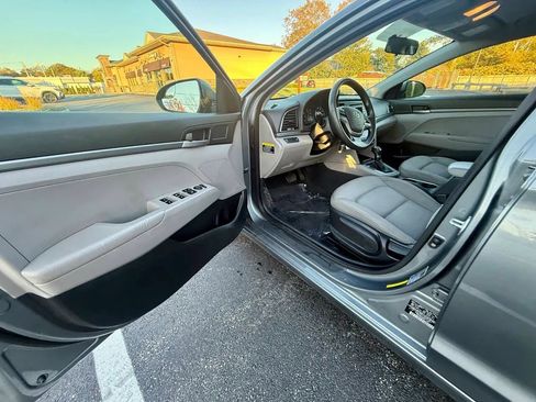 Used 2017 Hyundai Elantra SE image 9