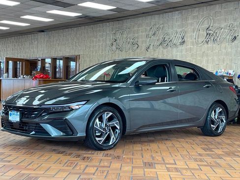 Used 2025 Hyundai Elantra Limited image 4