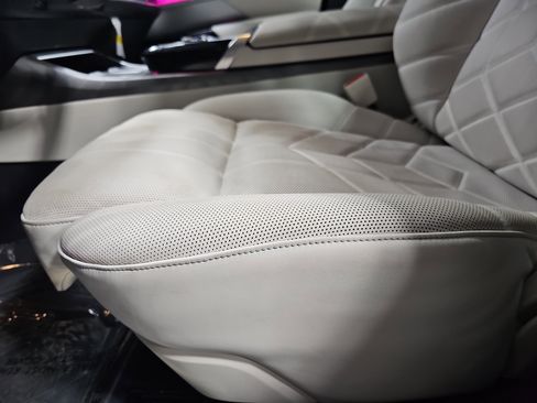 Certified 2025 BMW 750e xDrive image 31