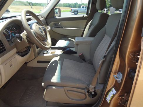 Used 2012 Jeep Liberty Sport AWD/4WD image 8