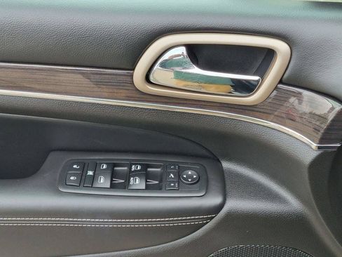Used 2017 Jeep Grand Cherokee Overland AWD/4WD image 12