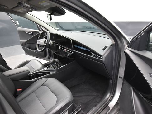 Certified 2023 Kia Niro EX image 13