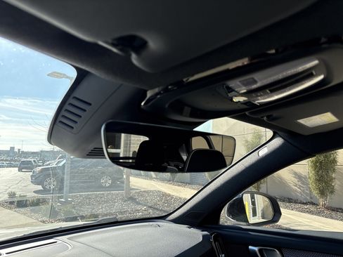 Used 2025 Volvo XC40 B5 Plus image 12