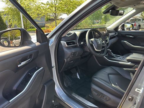 Used 2024 Toyota Highlander XLE AWD/4WD image 2