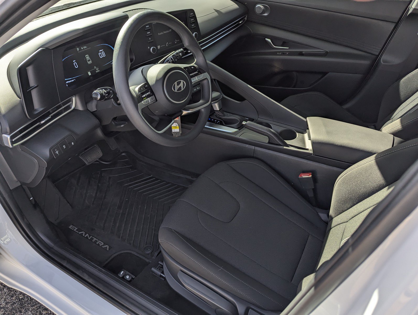 Certified 2026 Hyundai Elantra SE w/ Cargo Package FWD image 9