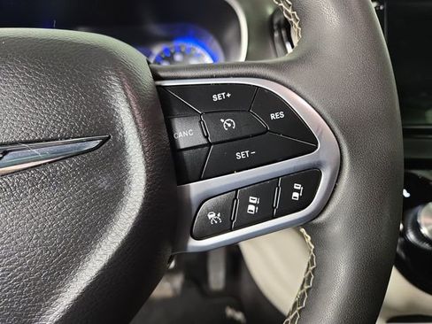 Used 2023 Chrysler Pacifica Touring-L image 25