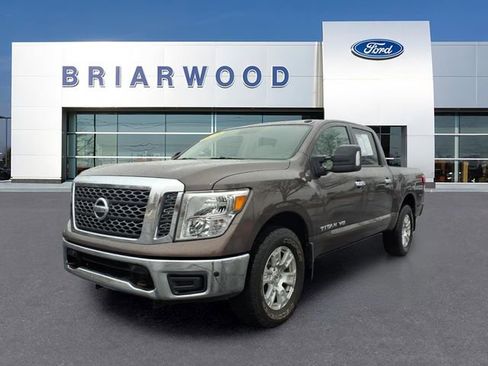 Used 2018 Nissan Titan SV w/ SV Convenience Package image 1
