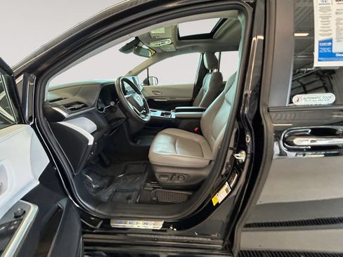 Used 2026 Toyota Sienna XLE AWD/4WD image 9