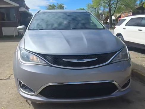 Used 2018 Chrysler Pacifica Touring Plus w/ Tire & Wheel Group FWD image 10