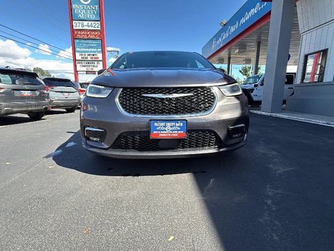 Used 2023 Chrysler Pacifica Touring FWD image 9