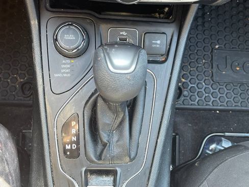 Used 2019 Jeep Cherokee Latitude w/ Cold Weather Group AWD/4WD image 12