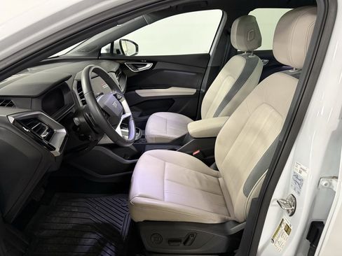 Used 2024 Audi Q4 e-tron Prestige image 9