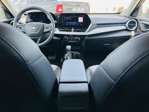 Used 2025 Chevrolet Trax LT FWD image 20