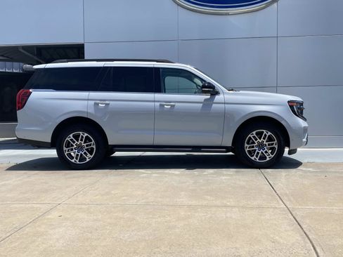 Used 2025 Ford Expedition Active AWD/4WD image 3