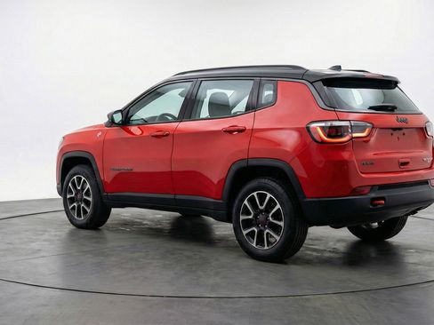 Used 2025 Jeep Compass Trailhawk image 6