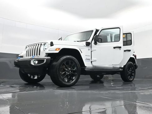 Used 2023 Jeep Wrangler Unlimited Sahara w/ Cold Weather Group AWD/4WD image 32
