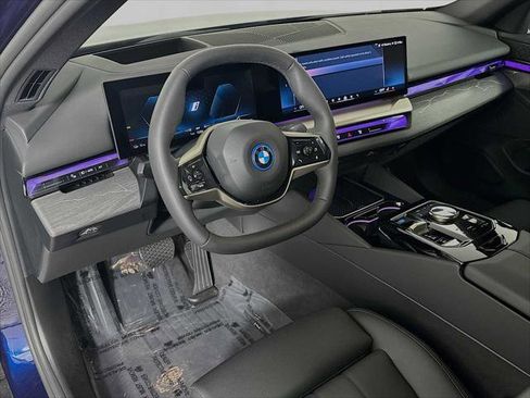 Used 2025 BMW i5 eDrive40i w/ Premium Package RWD image 9