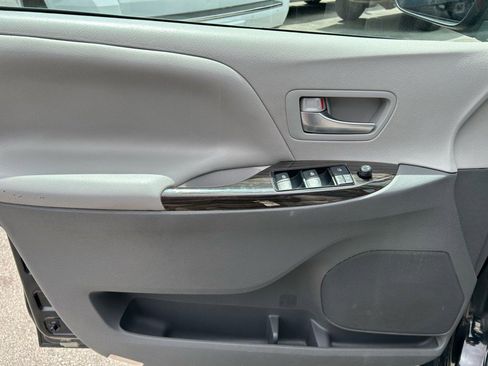 Used 2017 Toyota Sienna XLE w/ XLE Navigation Package image 7