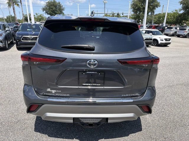 Used 2024 Toyota Highlander Platinum FWD image 3