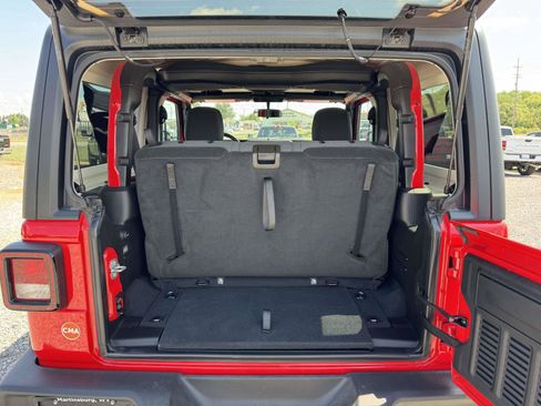 Used 2025 Jeep Wrangler Sport AWD/4WD image 18