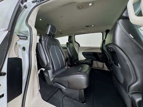 Used 2024 Chrysler Pacifica Touring-L FWD image 27