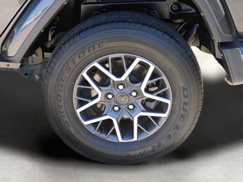 Used 2025 Jeep Wrangler Unlimited Sahara AWD/4WD image 9