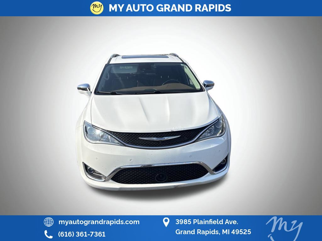 Used 2018 Chrysler Pacifica Limited w/ Tire & Wheel Group FWD image 11