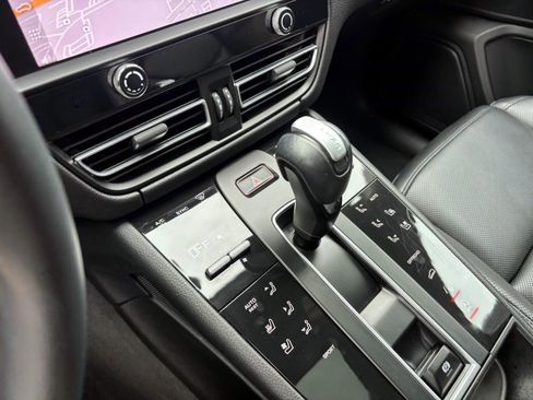 Certified 2023 Porsche Macan AWD/4WD image 34