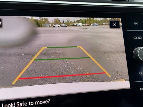 Used 2022 Volkswagen Tiguan SE R-Line image 33