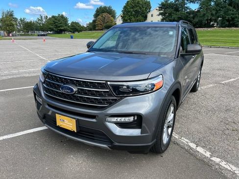 Used 2023 Ford Explorer XLT w/ Equipment Group 202A AWD/4WD image 4