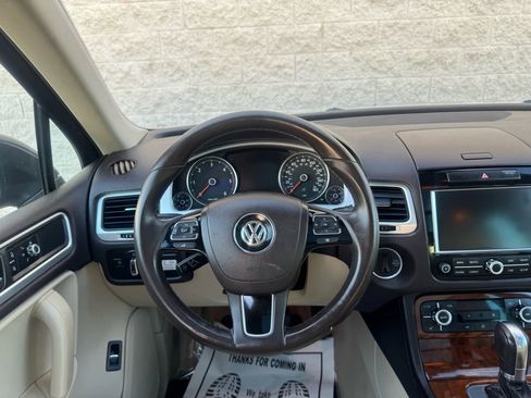 Used 2014 Volkswagen Touareg TDI image 21