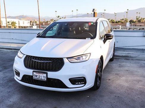 Used 2024 Chrysler Pacifica Limited FWD image 4