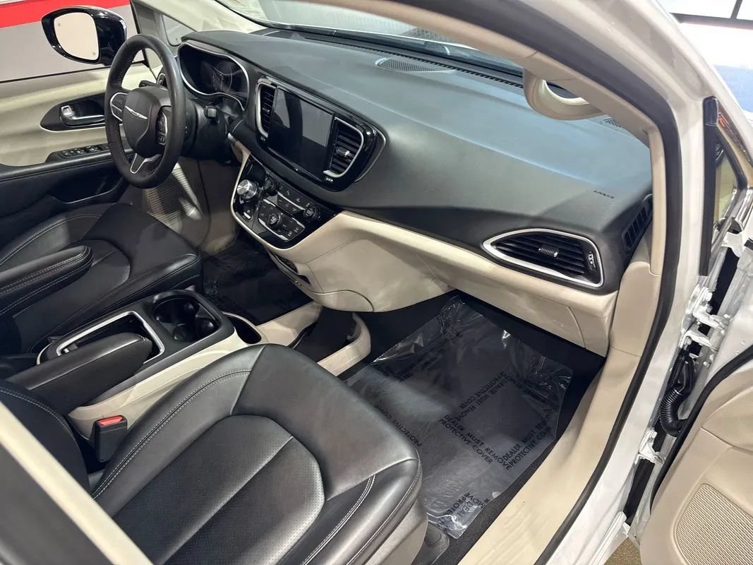 Used 2024 Chrysler Pacifica Touring-L FWD image 96
