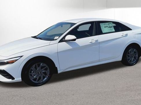 Used 2025 Hyundai Elantra Blue FWD image 45