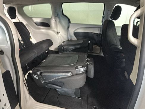 Used 2023 Chrysler Voyager LX FWD image 32