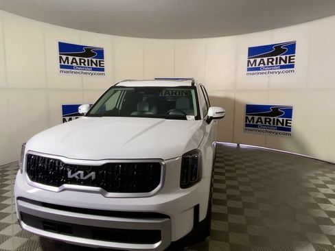 Used 2024 Kia Telluride EX w/ EX Captain's Chair Package FWD image 5