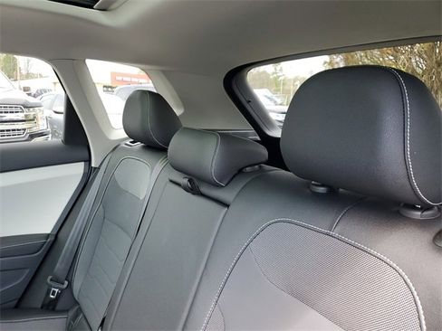 Certified 2025 Volkswagen Taos SE w/ Panoramic Sunroof Package image 9
