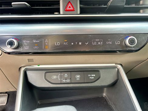 Used 2025 Kia Carnival FWD image 16