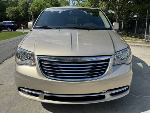 Used 2016 Chrysler Town & Country Touring image 3