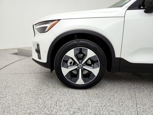 Certified 2025 Volvo XC40 B5 Plus AWD/4WD image 29